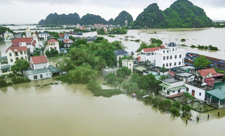 Hàng trăm hộ dân vùng ngoại đê huyện Gia Viễn ngập nặng