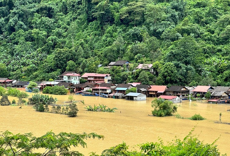 Nước sông, suối dâng cao gây ngập lụt tại thôn Pác Ngòi, xã Nam Mẫu, huyện Ba Bể, tỉnh Bắc Kạn