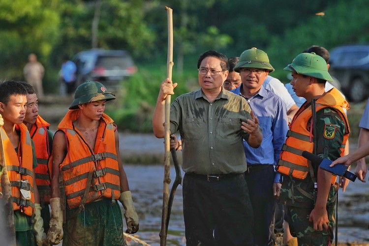 Thủ tướng thăm hỏi, động viên lực lượng tìm kiếm nạn nhân bị lũ quét tại thôn Làng Nủ (tỉnh Lào Cai)