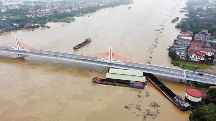 Hiện trường tàu hút cát cỡ lớn trôi dạt và mắc kẹt dưới chân cầu Vĩnh Phú