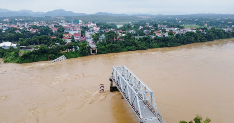 Cầu Phong Châu, tỉnh Phú Thọ, bị sập ngày 9/9