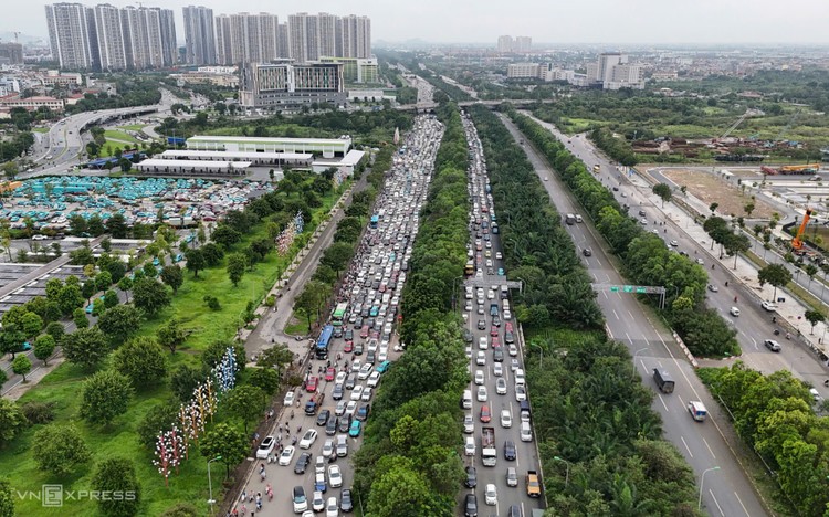 Sáng 9/9, đại lộ Thăng Long bị ùn tắc nhiều giờ kéo dài hơn 10 km từ khu đô thị An Khánh hướng về trung tâm Thủ đô