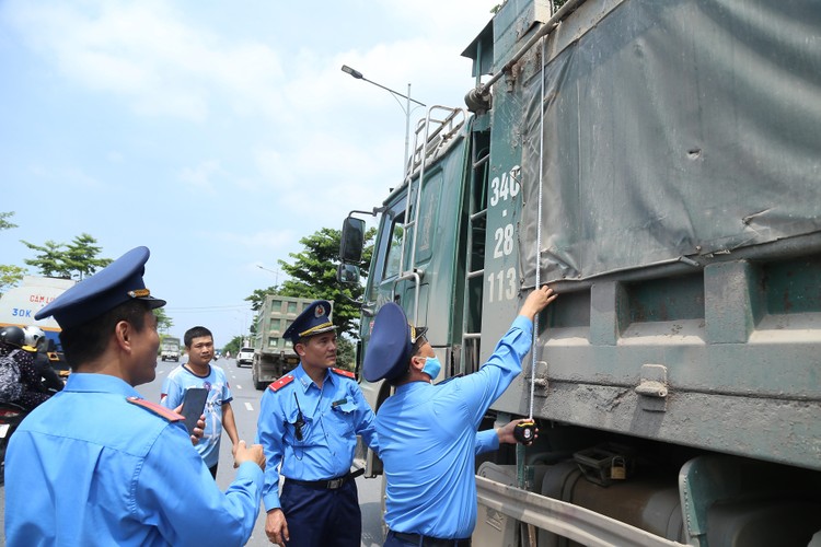 Lực lượng Thanh tra Sở GTVT Hà Nội kiểm tra, xử phạt phương tiện vi phạm. Ảnh minh hoạ.