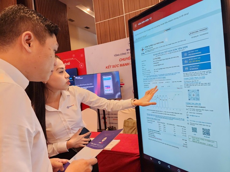 Nhân viên EVNSPC hướng dẫn khách hàng trải nghiệm thực tế các tính năng nổi bật của App CSKH EVNSPC trên màn hình tương tác