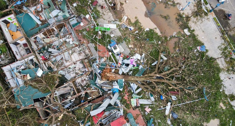 Bão số 3 (bão Yagi) tàn phá TP Hạ Long.