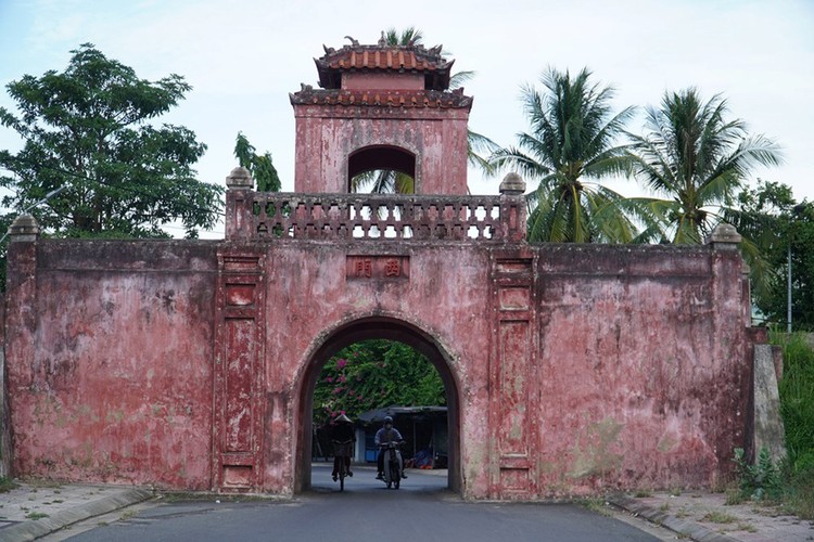 Cổng phía Đông Di tích thành cổ Diên Khánh.