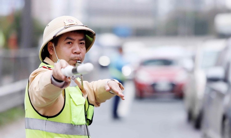 Lực lượng cảnh sát giao thông điều tiết, phân luồng giao thông.