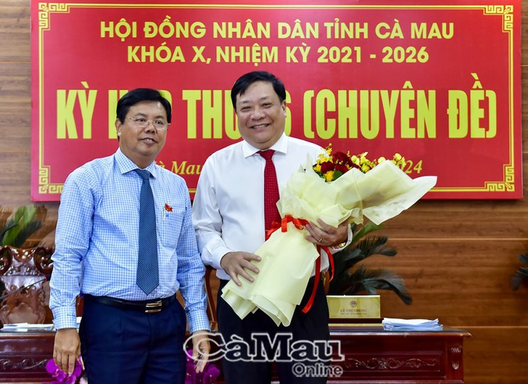 Ông Nguyễn Tiến Hải, Bí thư Tỉnh uỷ, Chủ tịch HĐND tỉnh Cà Mau tặng hoa chúc mừng tân Chủ tịch UBND tỉnh Phạm Thành Ngại - Ảnh: CàMau Online