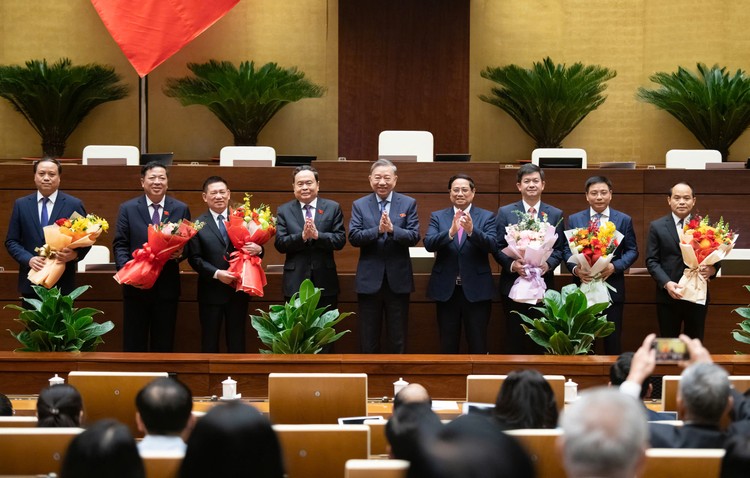 Lãnh đạo Đảng, Nhà nước tặng hoa chúc mừng các nhân sự vừa được Quốc hội bầu, phê chuẩn