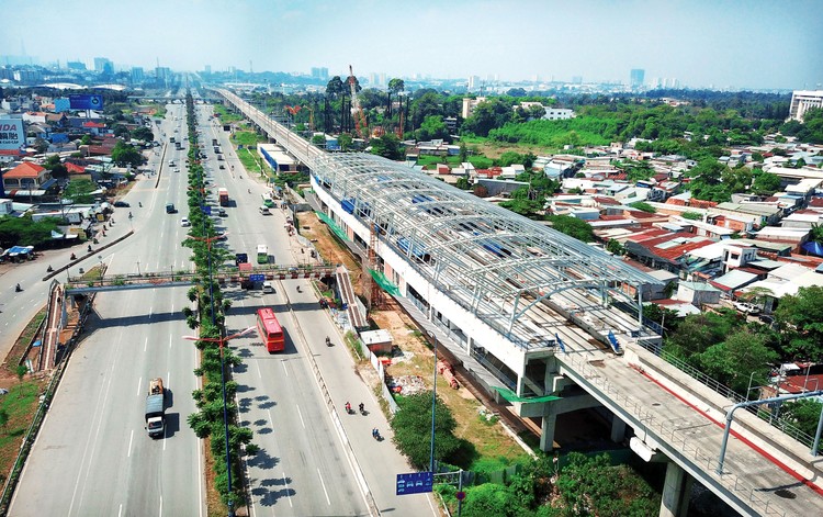 Dự án Tuyến metro số 1 đã đạt khối lượng thi công hơn 70%,
đang tăng tốc để về đích trong năm 2021, nhưng còn vướng về việc sử dụng đồng
tiền thanh toán. Ảnh: Lê Tiên