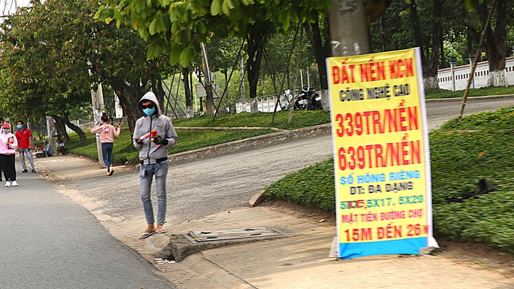 Hoạt động môi giới bất động sản còn nhiều tồn tại, bất cập, ảnh hưởng đến tính lành mạnh của thị trường và quyền lợi của khách hàng. Ảnh: Song Lê