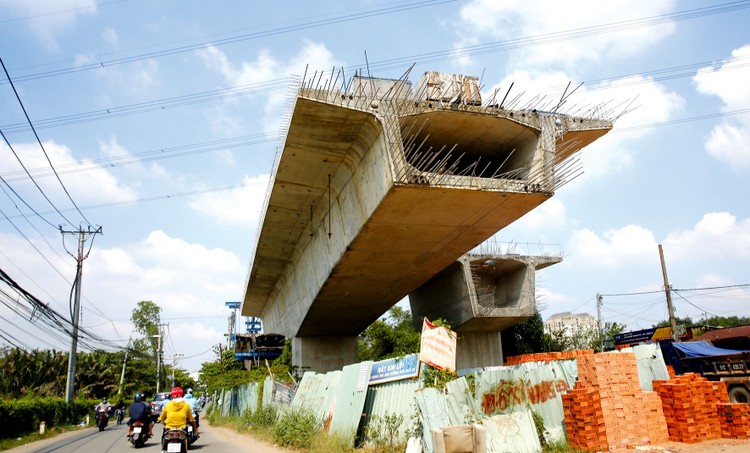 Tính đến hết 6 tháng năm 2020, có 9 bộ, ngành và 37 địa
phương có số ước giải ngân vốn đầu tư công đạt trên 30% kế hoạch năm. Ảnh: Lê
Tiên