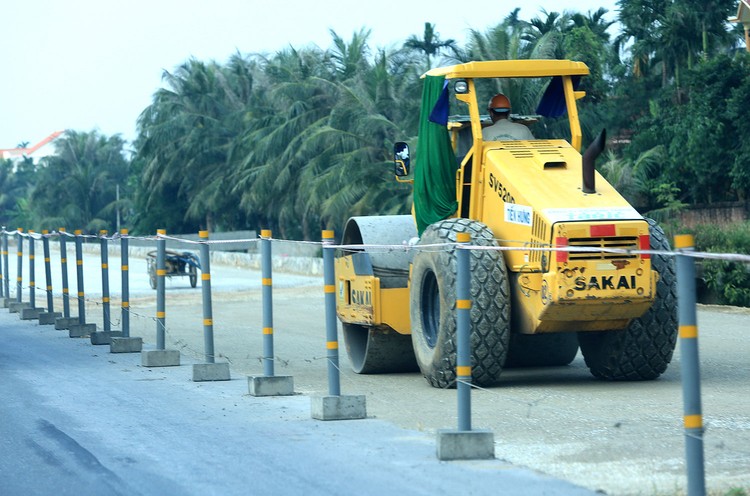 Việc phải tổ chức đấu thầu lại Gói thầu Thi công sửa chữa
công trình khiến tiến độ triển khai sửa chữa định kỳ tuyến Quốc lộ 1 chậm gần 2
tháng. Ảnh: Nhã Chi