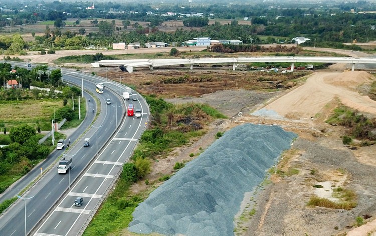 Các dự án chậm tiến độ là một trong những nguyên nhân làm
tăng chi phí, giảm hoặc không còn hiệu quả đầu tư, tác động tiêu cực đến nền
kinh tế. Ảnh: Lê Tiên