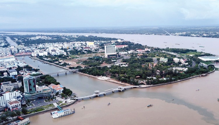 Dự án Phát triển TP. Cần Thơ và tăng cường khả năng thích ứng
của đô thị mới chỉ mời thầu 2 trong số 13 gói thầu xây lắp.  Ảnh: Lê Tiên