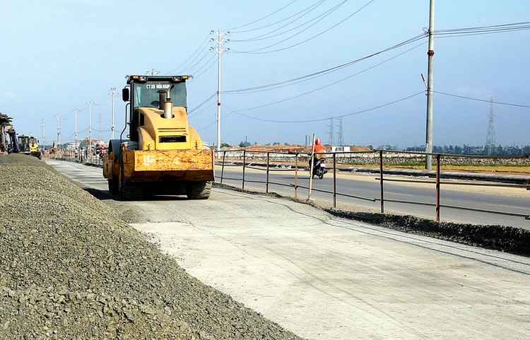 Công ty TNHH Hoàng Yên được công bố trúng 40 gói thầu trên địa
bàn tỉnh Quảng Ngãi từ năm 2016 đến nay, với tổng giá trúng thầu hơn 404 tỷ đồng.
Ảnh: Lê Tiên