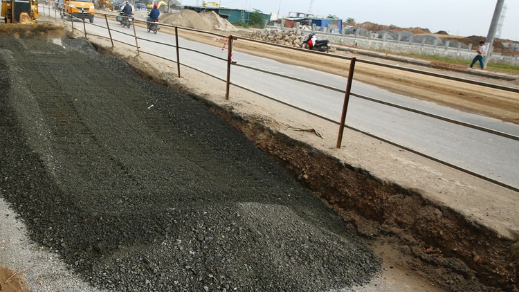 Trong hơn 3 năm qua, Công ty TNHH Xây dựng Tiến Phú được công bố trúng 23 gói thầu trên địa bàn tỉnh Thái Bình, trong đó có 17 gói tại huyện Hưng Hà. Ảnh: Nhã Chi