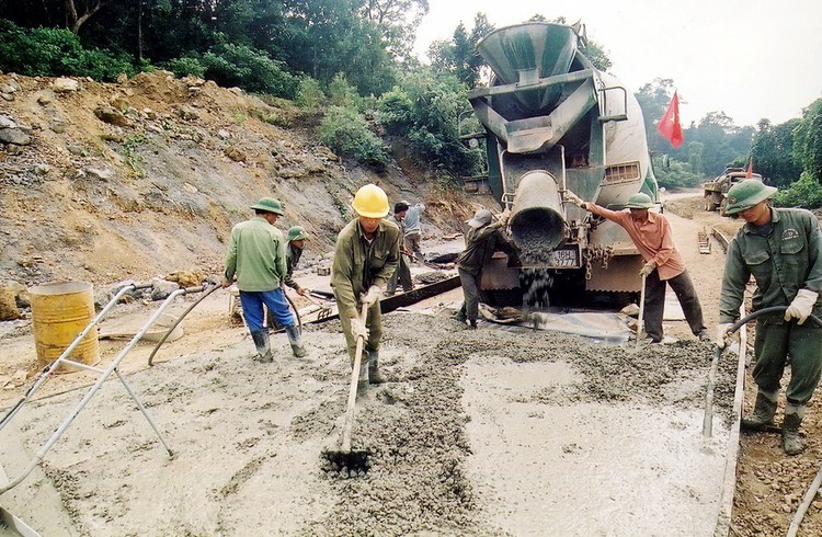 Gói thầu Xây lắp công trình thuộc Dự án Đường kết nối đường Hồ Chí Minh và Quốc lộ 12B đi Quốc lộ 1 có giá trúng thầu 206,469 tỷ đồng. Ảnh: Tường Lâm