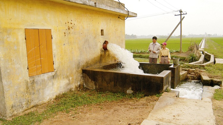 Cơ quan điều tra xác định 2 hợp đồng tương tự để chứng minh năng lực của Công ty TNHH Xây dựng Đạt Tiến đã bị làm giả (dùng con dấu giả). Ảnh: Huyền Trang