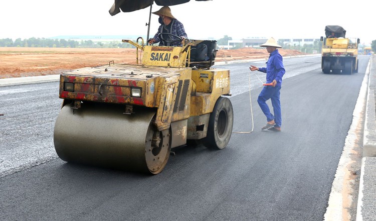 Dự án Đường Vành đai IV (Hà Nội), địa phận tỉnh Bắc Giang dài hơn 35 km, là một trong những đoạn tuyến đầu tiên của đường Vành đai IV được xây dựng. Ảnh: Nhã Chi