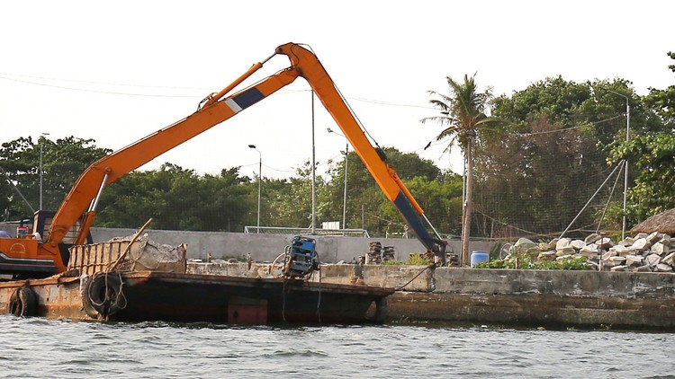 Tại Gói thầu Xây lắp công trình do Công ty CP Xây dựng đê kè và Phát triển nông thôn Hải Dương trúng thầu, Nhà thầu thi công chưa phù hợp chỉ dẫn kỹ thuật. Ảnh: Lê An