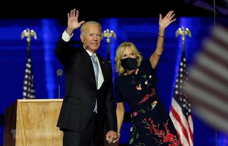 Ông Joe Biden và vợ vẫy chào những người ủng hộ tại Wilmington, bang Delaware, Mỹ, ngày 7/11/2020. (Ảnh: AFP/TTXVN)