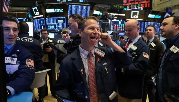 Các nhà giao dịch cổ phiếu trên sàn NYSE ở New York, Mỹ - Ảnh: Reuters.