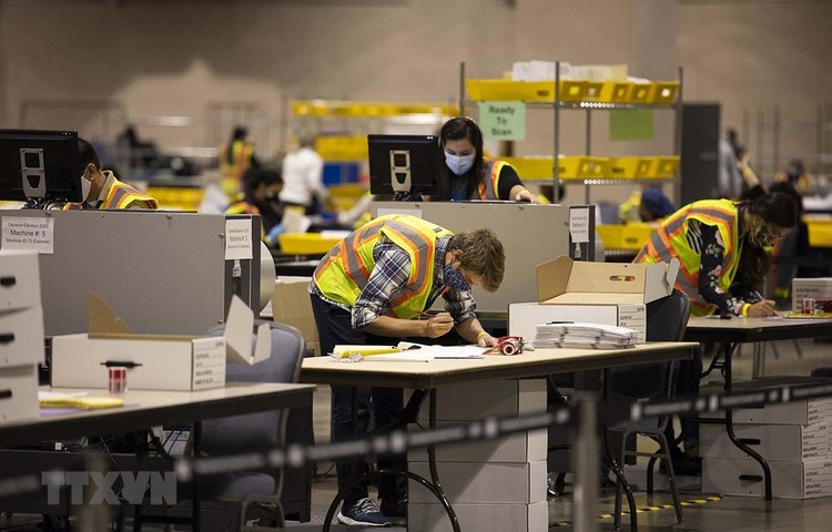 Nhân viên bầu cử kiểm phiếu bầu Tổng thống Mỹ tại Philadelphia, bang Pennsylvania ngày 4/11/2020. (Ảnh: Getty Images/TTXVN)