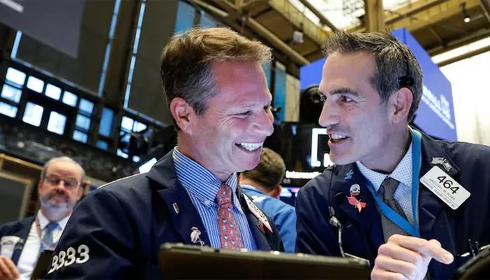 Các nhà giao dịch cổ phiếu trên sàn NYSE ở New York, Mỹ - Ảnh: Reuters.