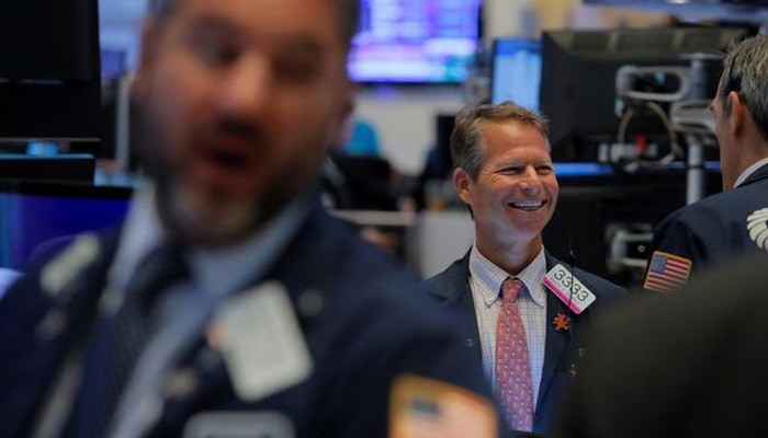 Các nhà giao dịch cổ phiếu trên sàn NYSE ở New York, Mỹ - Ảnh: Reuters.