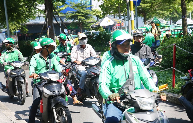 Nhiều tài xế tắt ứng dụng và kiến nghị Grab điều chỉnh mức chiết khấu. Ảnh: Lê Tiên