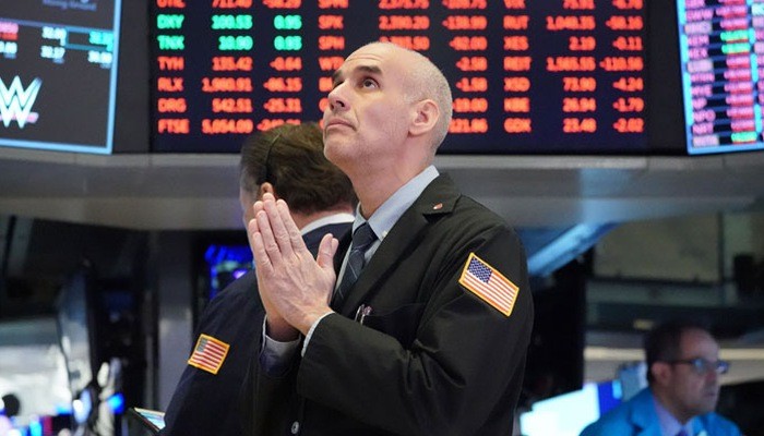 Một nhà giao dịch cổ phiếu trên sàn NYSE ở New York, Mỹ - Ảnh: Reuters.