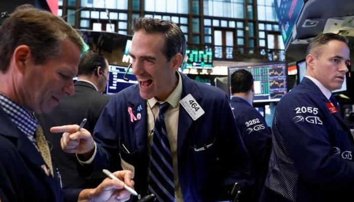 Các nhà giao dịch cổ phiếu trên sàn NYSE ở New York, Mỹ - Ảnh: Reuters.