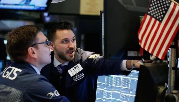 Các nhà giao dịch cổ phiếu trên sàn NYSE ở New York, Mỹ - Ảnh: Reuters.