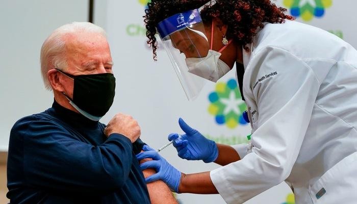 Tổng thống đắc cử Mỹ Joe Biden tiêm vaccine ngừa Covid-19 ngày 21/12 - Ảnh: Reuters.