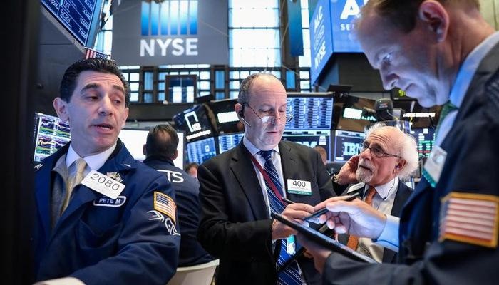 Các nhà giao dịch cổ phiếu trên sàn NYSE ở New York, Mỹ - Ảnh: Reuters.