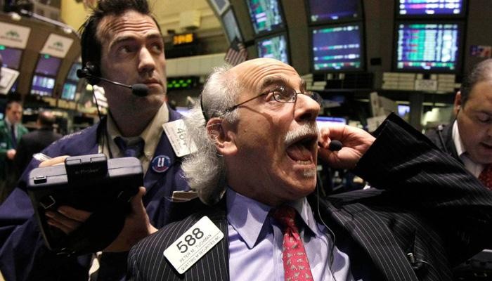 Các nhà giao dịch cổ phiếu trên sàn NYSE ở New York, Mỹ - Ảnh: Reuters.