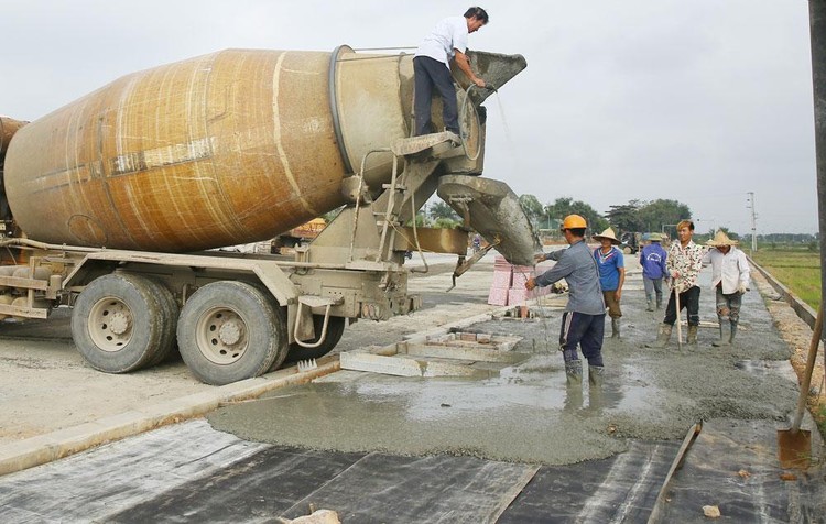 Nhà thầu phản ánh, HSMT đưa ra quy định về công suất của trạm trộn bê tông nhựa không phù hợp quy mô của gói thầu. Ảnh: Song Lê