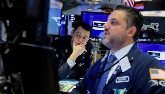 Các nhà giao dịch cổ phiếu trên sàn NYSE ở New York, Mỹ - Ảnh: Reuters.