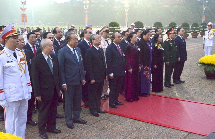 Đại biểu dự Đại hội XIII của Đảng vào Lăng viếng Chủ tịch Hồ Chí Minh