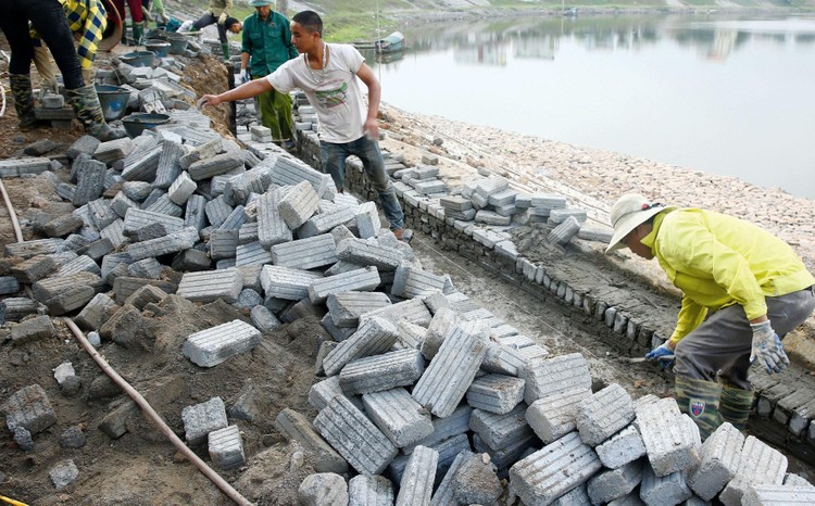 Đa số thợ xây, phụ hồ trên các công trường hiện nay thuộc nhóm lao động phi chính thức. Ảnh: Lê Tiên