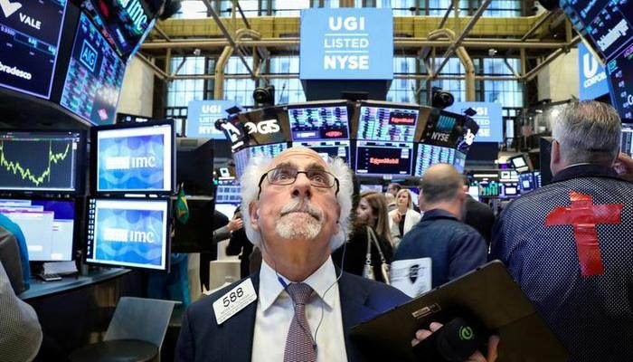 Một nhà giao dịch cổ phiếu trên sàn NYSE ở New York, Mỹ - Ảnh: Reuters.