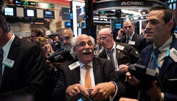 Các nhà giao dịch cổ phiếu trên sàn NYSE ở New York, Mỹ - Ảnh: Reuters.