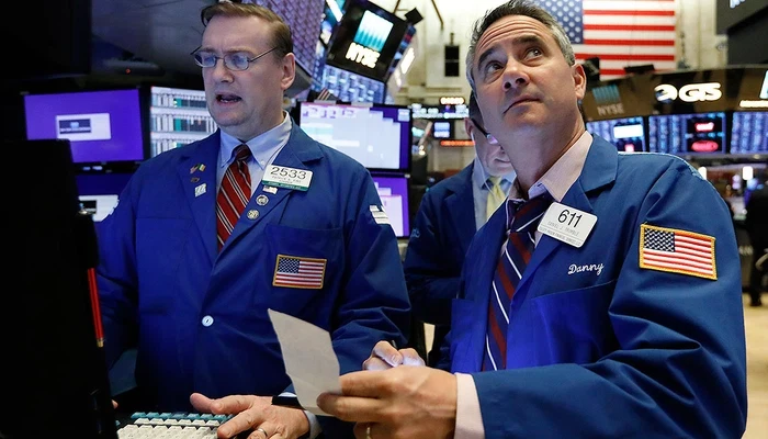 Các nhà giao dịch cổ phiếu trên sàn NYSE ở New York, Mỹ - Ảnh: Reuters.