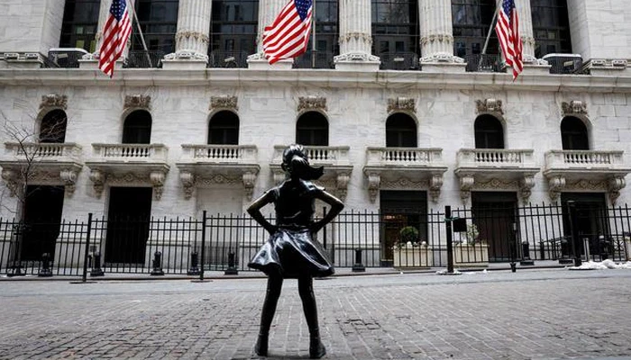 Tượng "Bé gái không sợ hãi" ("Fearless girl") bên ngoài Sở giao dịch chứng khoán New York (NYSE) - Ảnh: Reuters.