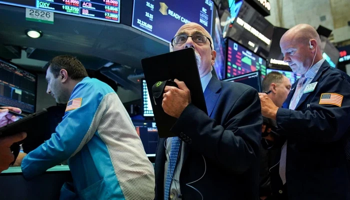 Các nhà giao dịch cổ phiếu trên sàn NYSE ở New York, Mỹ - Ảnh: Reuters.