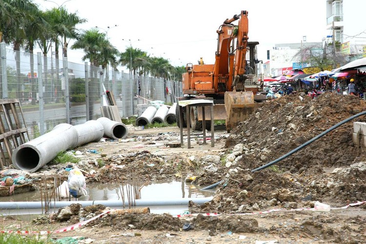 Chuyên gia cho rằng, yêu cầu về vị trí đổ thải có thể được đưa ra trong bước thương thảo hợp đồng để tạo thuận lợi cho nhà thầu. Ảnh: Lê Tiên