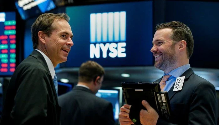 Các nhà giao dịch cổ phiếu trên sàn NYSE ở New York - Ảnh: Reuters.