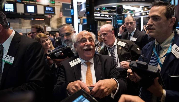 Các nhà giao dịch cổ phiếu trên sàn NYSE ở New York, Mỹ - Ảnh: Reuters.