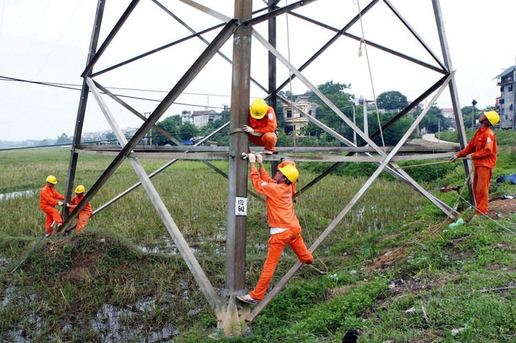 Dự án Đường dây 500 kV mạch 3 tiếp tục chậm tiến độ do vướng mắc về mặt bằng. Ảnh: Tường Lâm